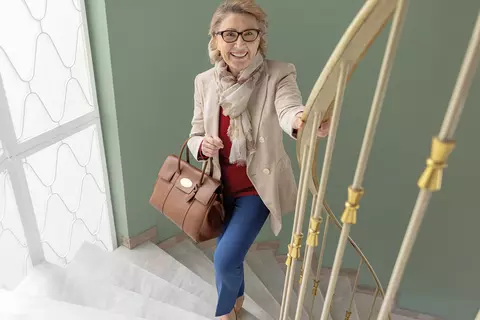 Dame steigt kraftvoll die Treppe hinauf