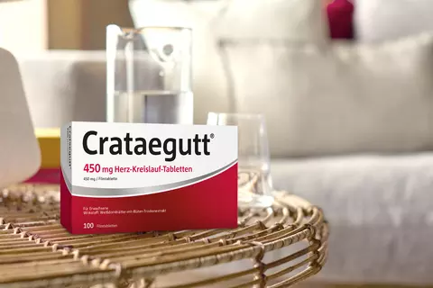 Crataegutt 450 mg Herz-Kreislauf-Tabletten auf einem Tisch