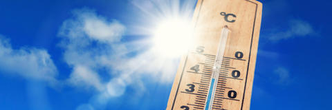 Thermometer, der in der Sonne steigt. 