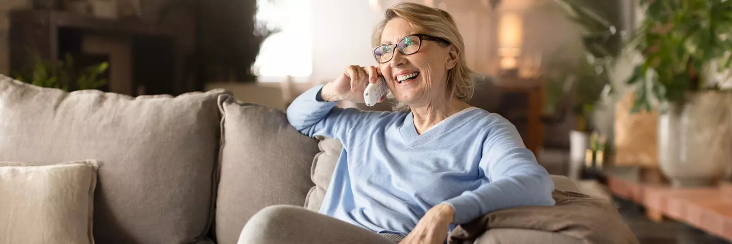 Dame im besten Alter beim telefonieren