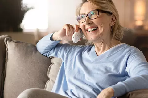 Dame im besten Alter beim telefonieren