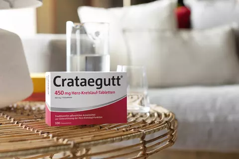 Crataegutt 450 mg Herz-Kreislauf-Tabletten auf Tisch