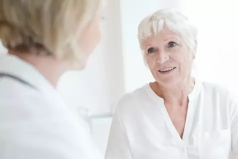 Patientin mit Herz-Kreislauf-Beschwerden ist beim Arzt