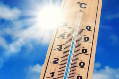 Thermometer in der Sonne steigt an