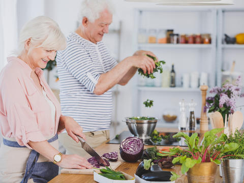Ältere Frau und Mann kochen gemeinsam